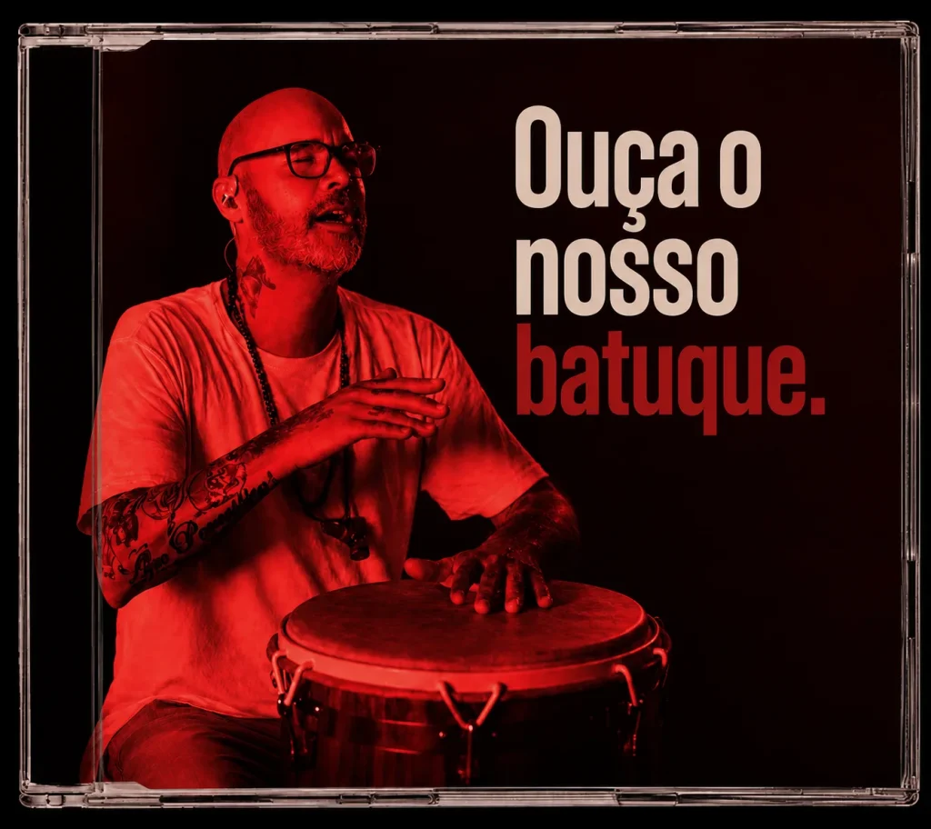 rofessor Moringa tocando atabaque nas aulas de percussão da Casa Cangoma em São José dos Campos.
